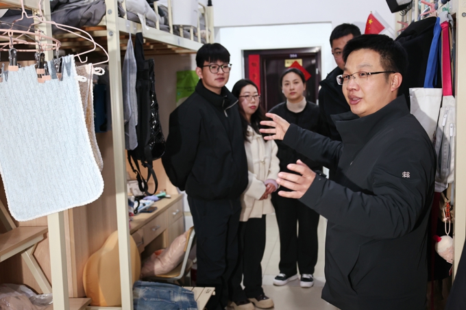 7.副校长阙明坤与健康与护理学院学生交流.jpg