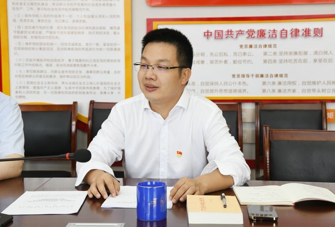 我校召开党委理论学习中心组学习会5.jpg