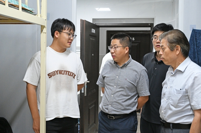 无锡太湖学院校领导带队深入“一站式”学生社区走访调研12.jpg