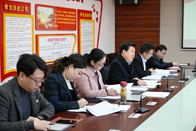 我校召开2024年3月党委理论学习中心组(扩大)学习会4.jpg