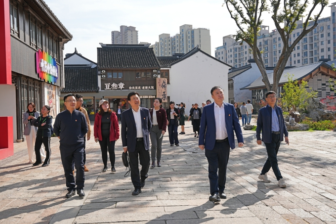 校党委理论学习中心组赴天上村前历史文化街区实地研学1.jpg