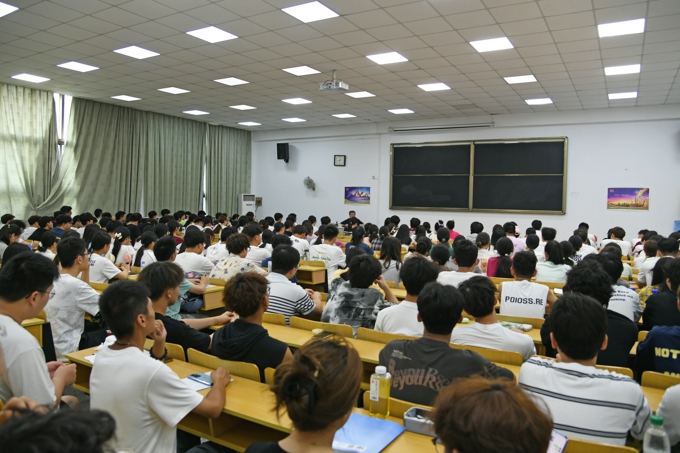 无锡太湖学院邀请名家大师为2024级新生讲授通识课18.jpg