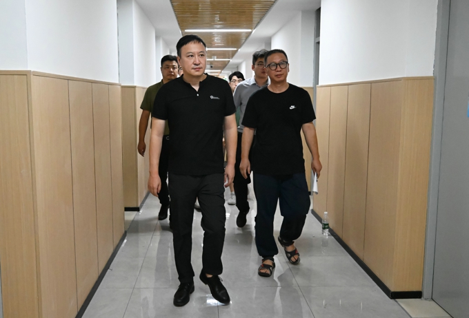 无锡太湖学院校领导带队深入“一站式”学生社区走访调研1.jpg