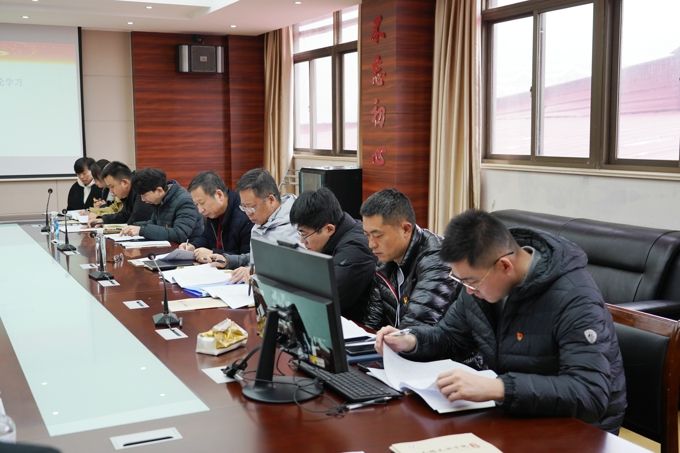 我校召开党委理论学习中心组(扩大)学习会6.jpg