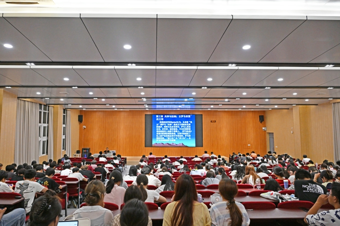 无锡太湖学院邀请名家大师为2024级新生讲授通识课31.jpg