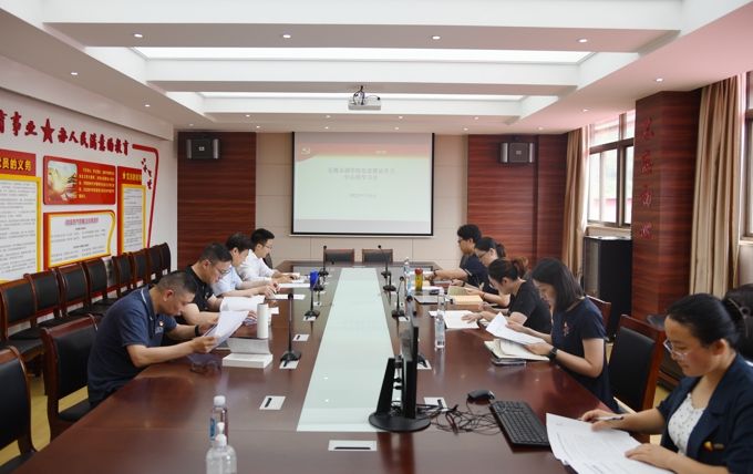 我校召开党委理论学习中心组学习会1.jpg