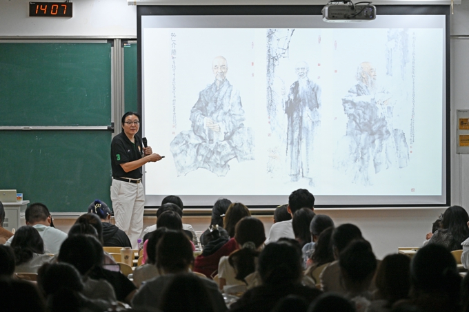 无锡太湖学院邀请名家大师为2024级新生讲授通识课25.jpg