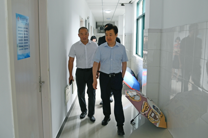 无锡太湖学院校领导带队深入“一站式”学生社区走访调研4.jpg