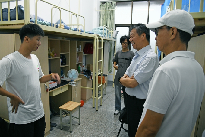 无锡太湖学院校领导带队深入“一站式”学生社区走访调研6.jpg