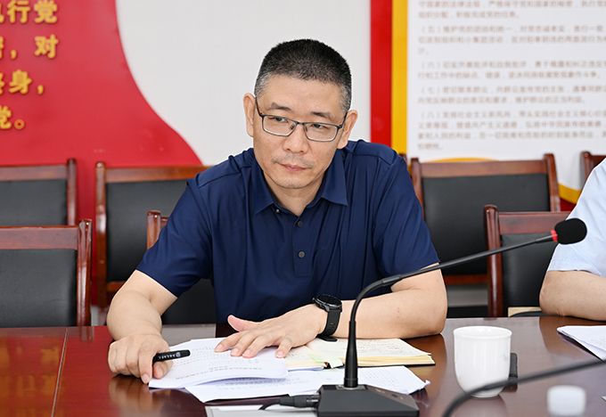 我校召开党委理论学习中心组学习会3.jpg