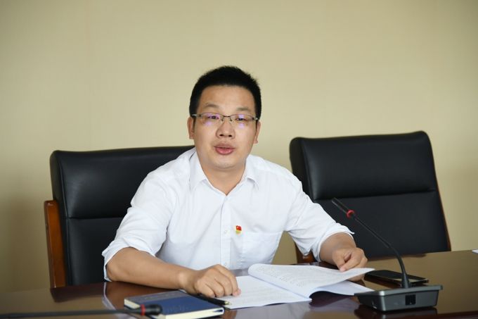 我校召开2024年5月党委理论学习中心组(扩大)学习会3.jpg
