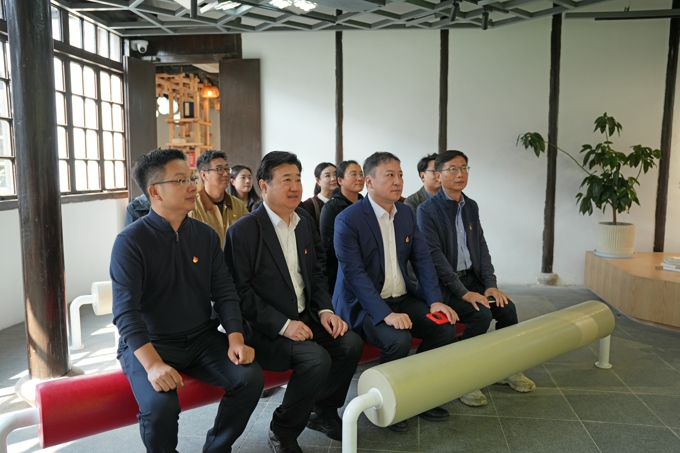 校党委理论学习中心组赴天上村前历史文化街区实地研学4.jpg