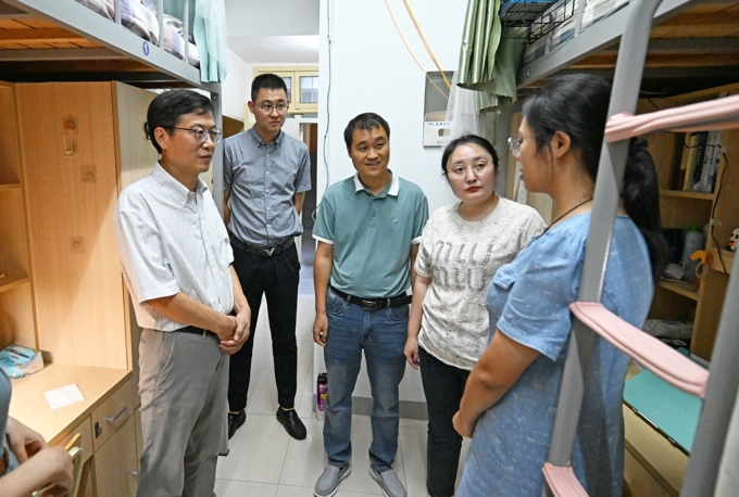 无锡太湖学院校领导带队深入“一站式”学生社区走访调研8.jpg