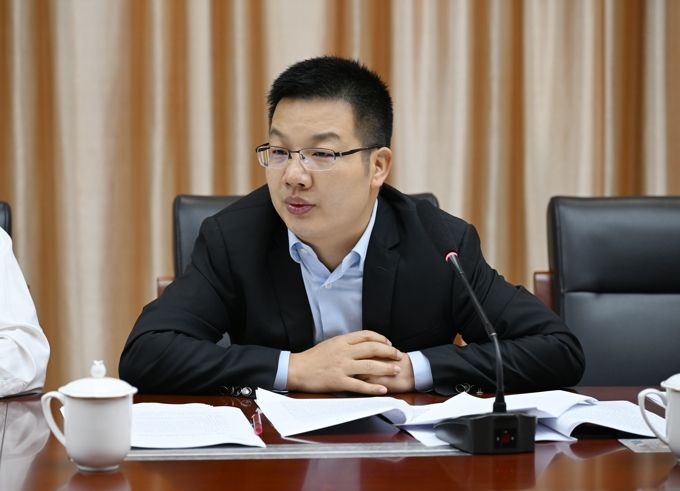 我校召开党委理论学习中心组学习会4.jpg