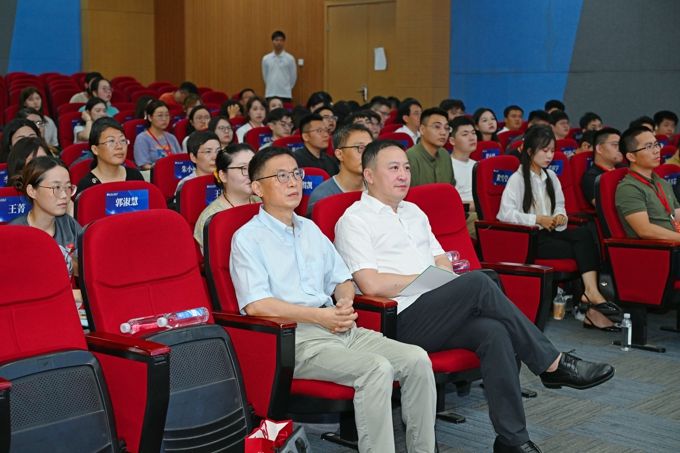我校组织集中观看九三阅兵 共上爱国主义教育大课1.jpg
