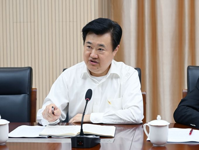 我校召开党委理论学习中心组学习会2.jpg