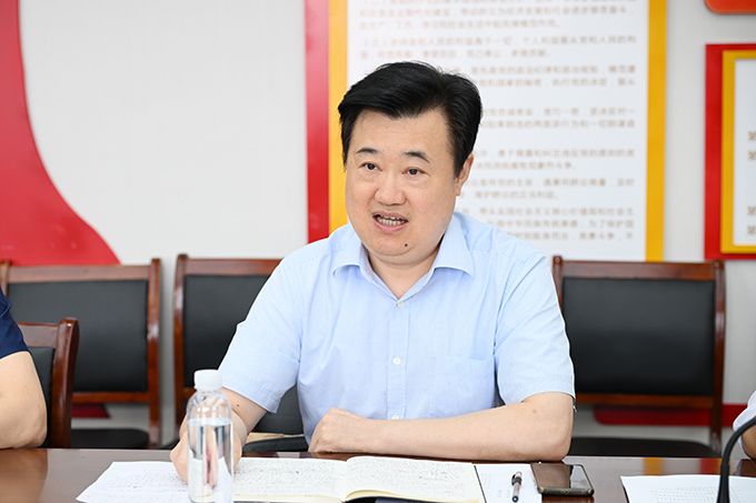 我校召开党委理论学习中心组学习会2.jpg