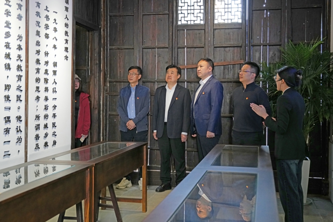 校党委理论学习中心组赴天上村前历史文化街区实地研学3.jpg