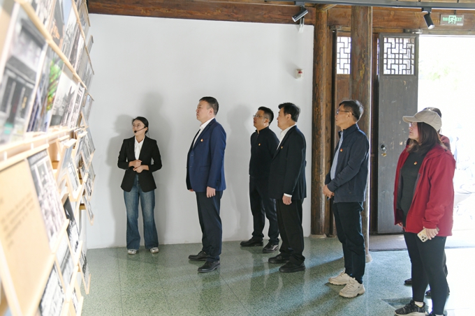 校党委理论学习中心组赴天上村前历史文化街区实地研学5.jpg
