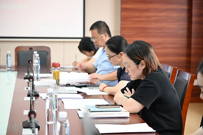我校召开党委理论学习中心组学习会46.jpg