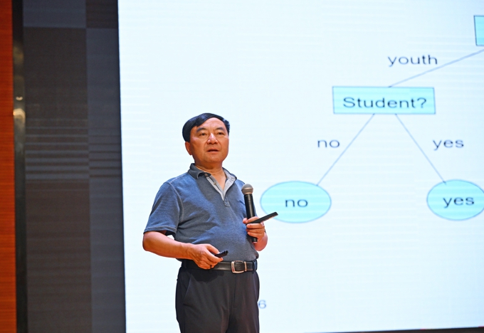 无锡太湖学院邀请名家大师为2024级新生讲授通识课15.jpg