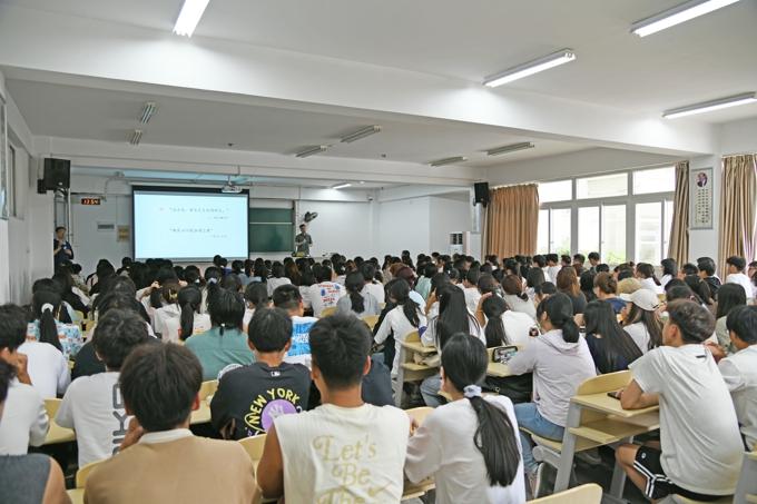 无锡太湖学院邀请名家大师为2024级新生讲授通识课19.jpg