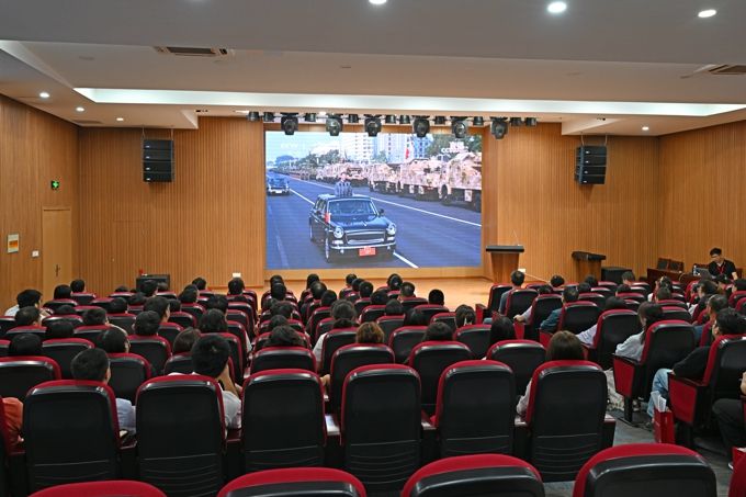 我校组织集中观看九三阅兵 共上爱国主义教育大课7.jpg