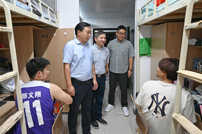 无锡太湖学院校领导带队深入“一站式”学生社区走访调研11.jpg