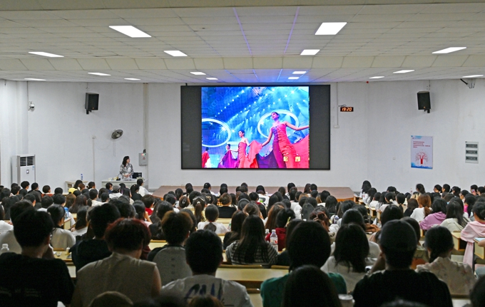 无锡太湖学院邀请名家大师为2024级新生讲授通识课26.jpg