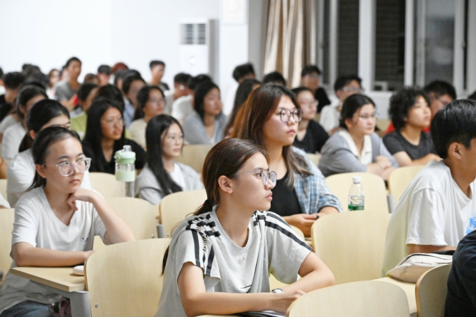 无锡太湖学院邀请名家大师为2024级新生讲授通识课21.jpg