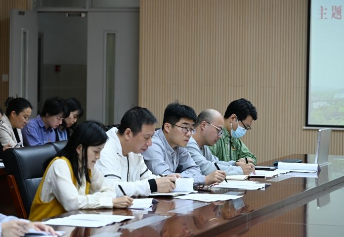我校召开党委理论学习中心组学习会6.jpg