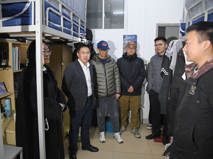 9.校长助理郑斌与智能建造学院学生交流.jpg