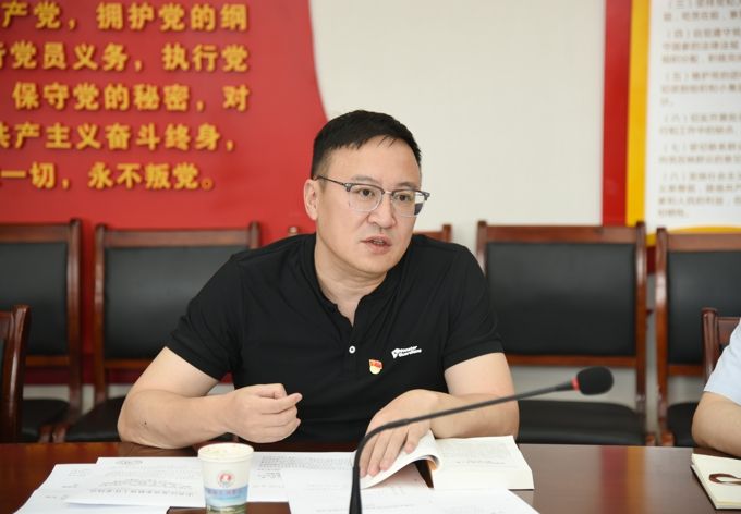 我校召开党委理论学习中心组学习会2.jpg
