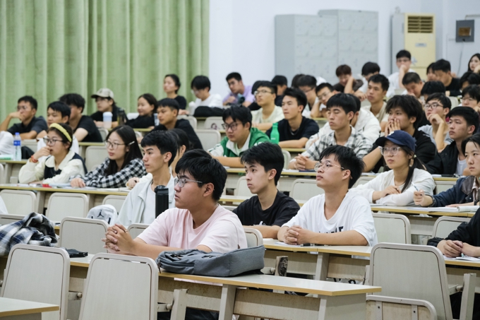 无锡太湖学院邀请名家大师为2024级新生讲授通识课24.jpg