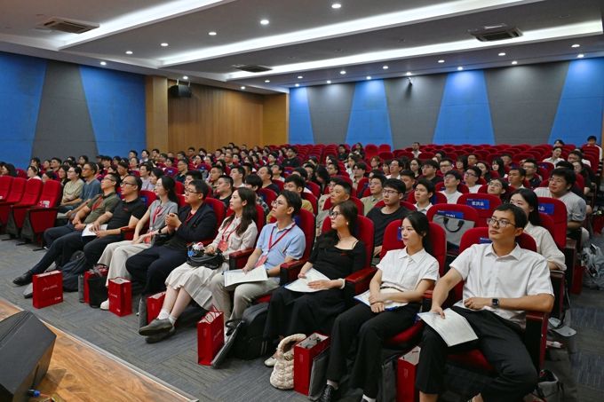 我校组织集中观看九三阅兵 共上爱国主义教育大课6.jpg