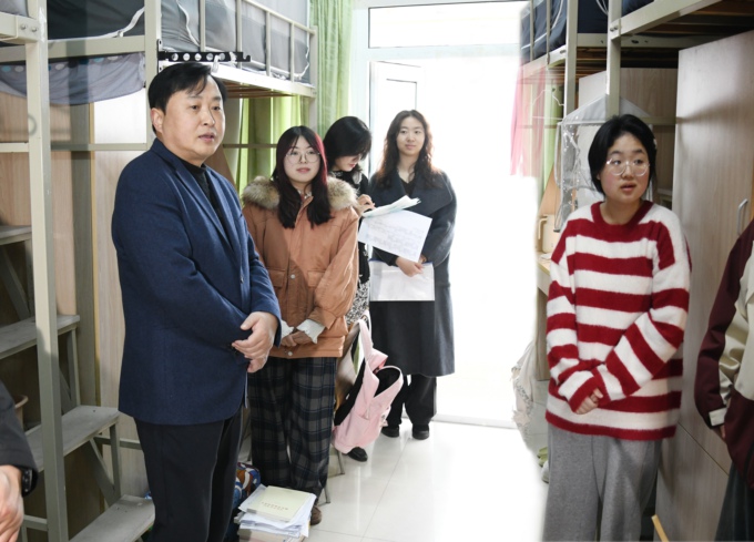 8.副校长毛照红与会计学院学生交流.jpg