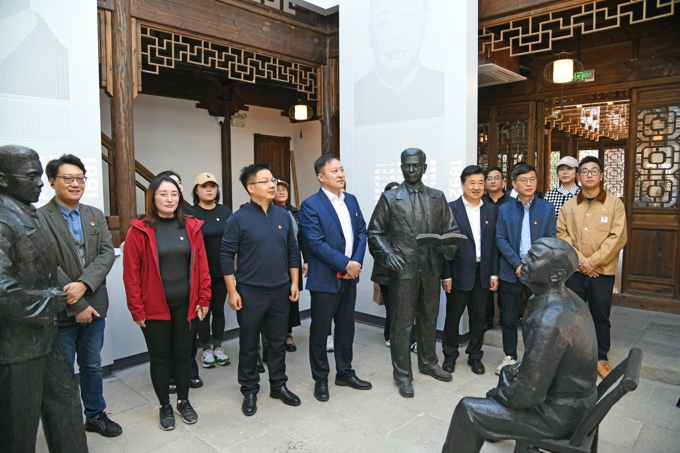 校党委理论学习中心组赴天上村前历史文化街区实地研学2.jpg