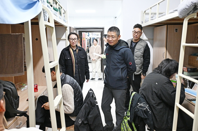 5.党委副书记丁涛与苏格兰学院学生交流.jpg