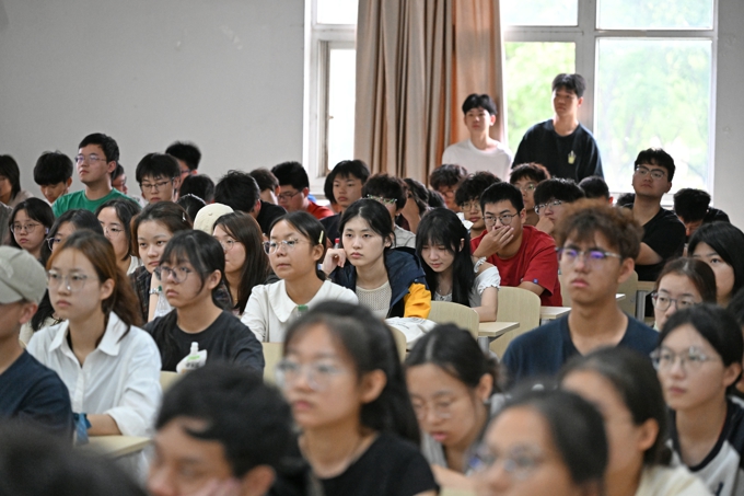 无锡太湖学院邀请名家大师为2024级新生讲授通识课29.jpg